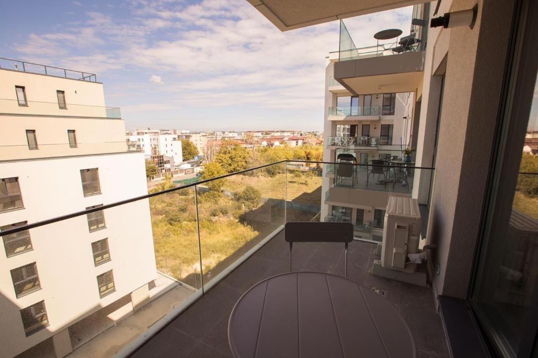Escapism - Premium 1Br Apartment With Parking Boekarest Buitenkant foto
