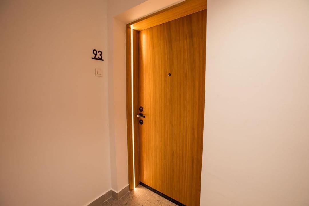 Escapism - Premium 1Br Apartment With Parking Boekarest Buitenkant foto