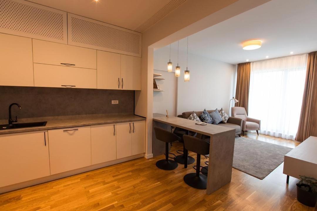Escapism - Premium 1Br Apartment With Parking Boekarest Buitenkant foto