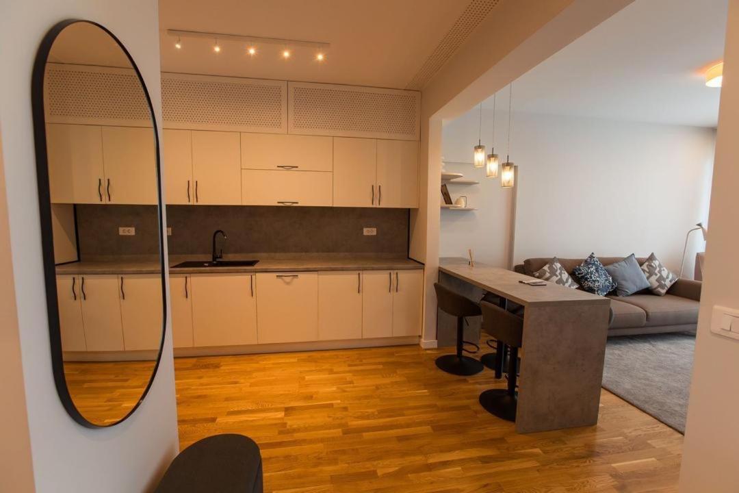 Escapism - Premium 1Br Apartment With Parking Boekarest Buitenkant foto