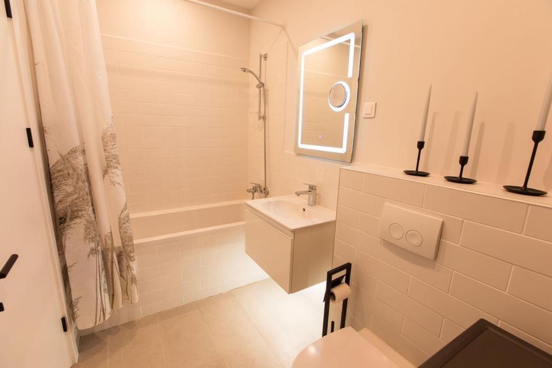 Escapism - Premium 1Br Apartment With Parking Boekarest Buitenkant foto