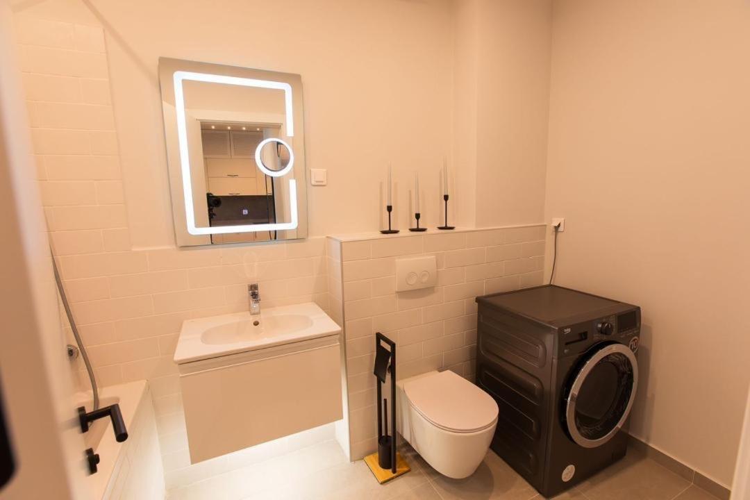 Escapism - Premium 1Br Apartment With Parking Boekarest Buitenkant foto