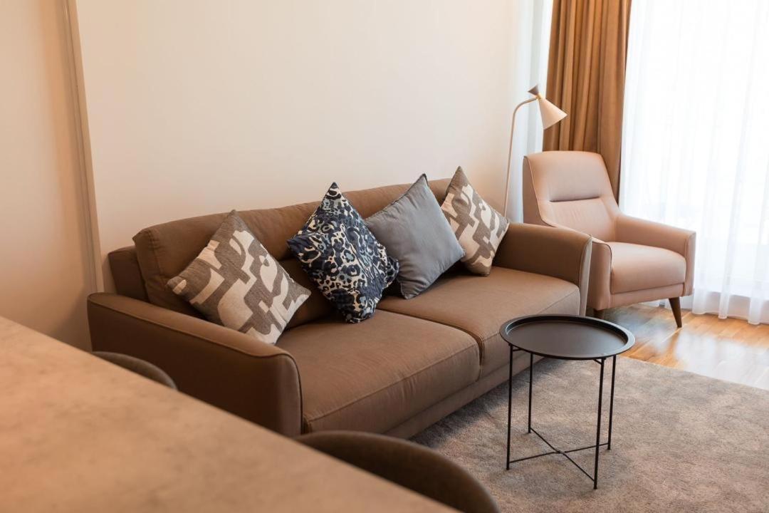 Escapism - Premium 1Br Apartment With Parking Boekarest Buitenkant foto
