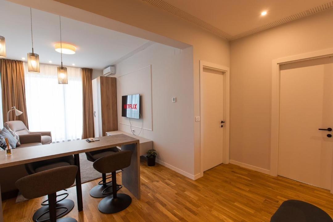 Escapism - Premium 1Br Apartment With Parking Boekarest Buitenkant foto