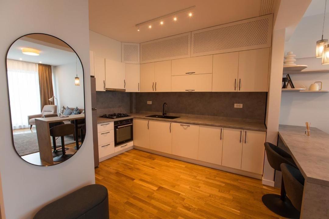 Escapism - Premium 1Br Apartment With Parking Boekarest Buitenkant foto