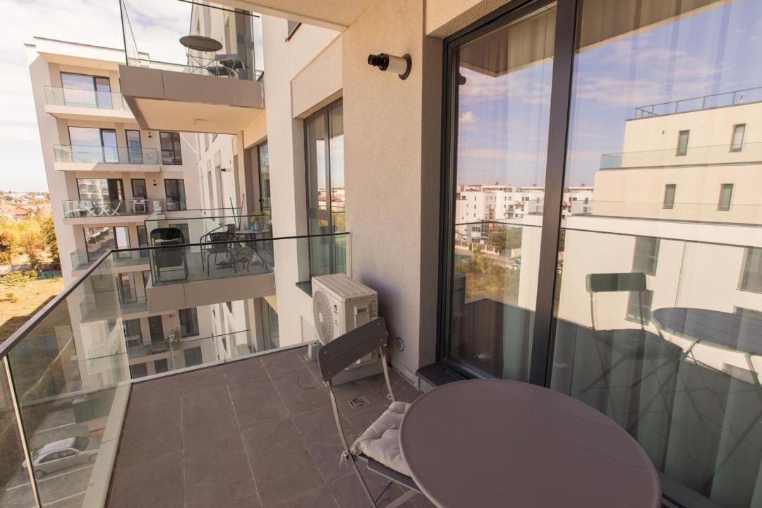 Escapism - Premium 1Br Apartment With Parking Boekarest Buitenkant foto