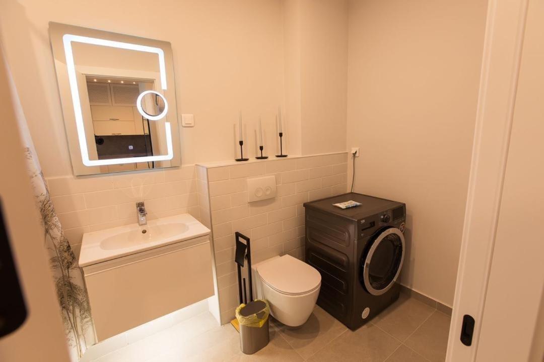 Escapism - Premium 1Br Apartment With Parking Boekarest Buitenkant foto